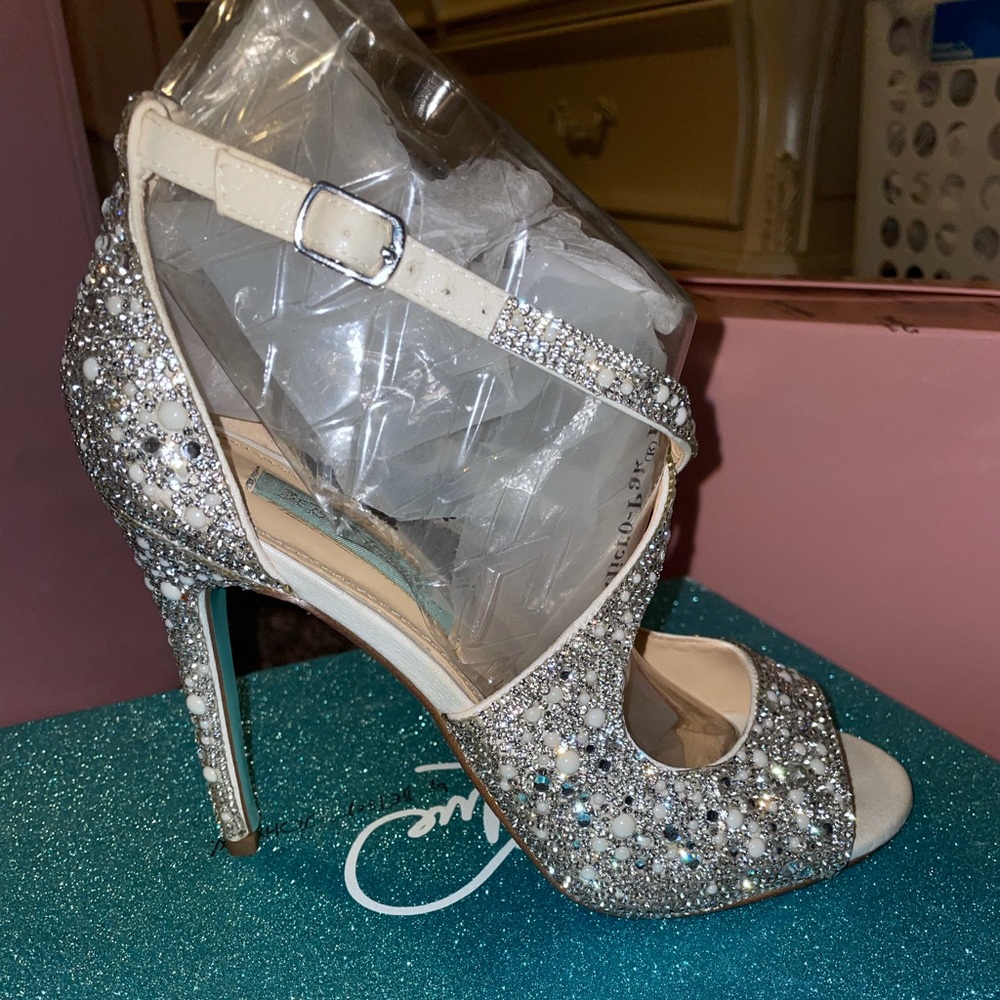 Beautiful Rhinestone Heels 👠